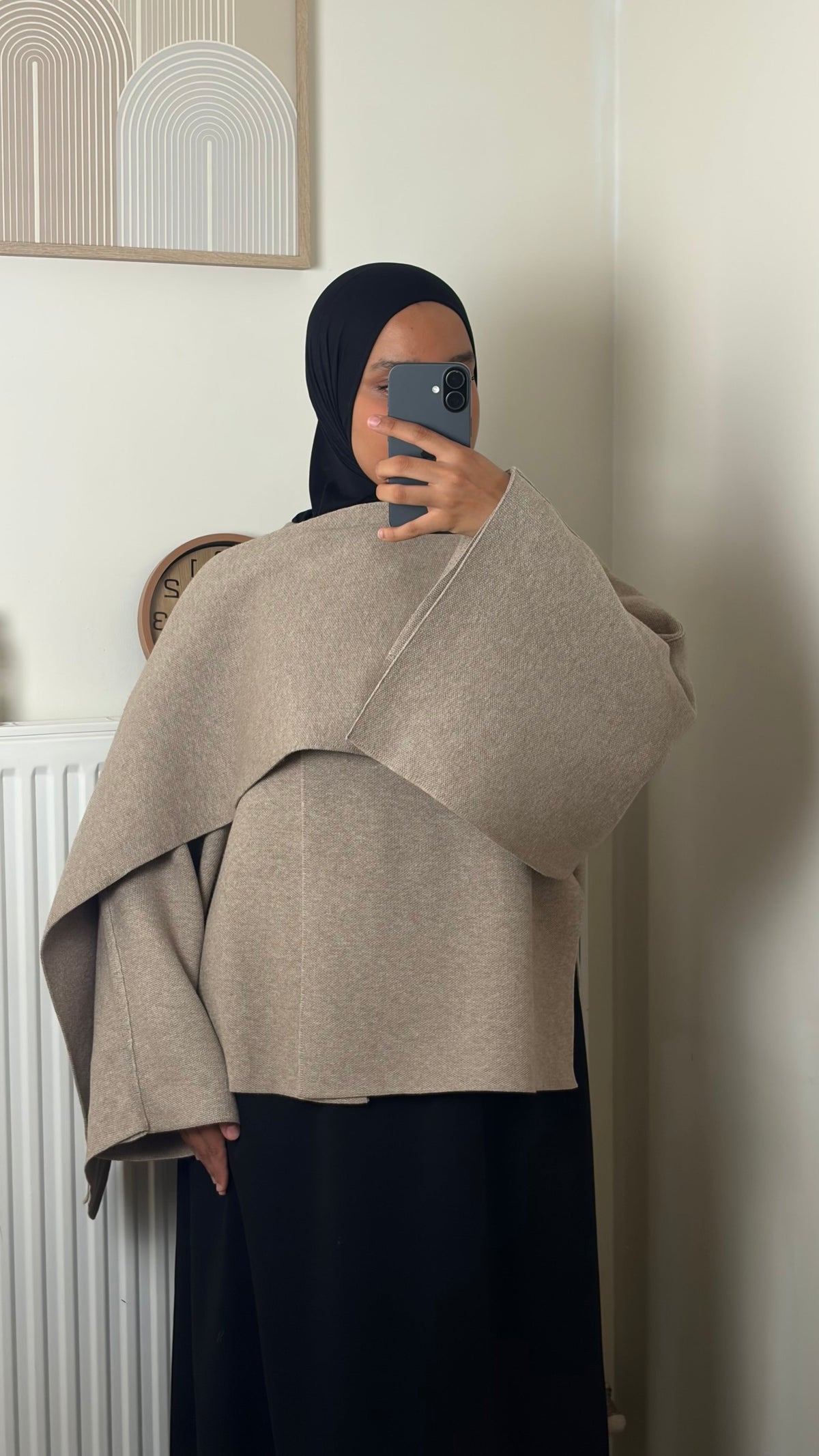 Cape en maille épaisse beige portée avec un hijab — collection Automne Hiver Yuméa