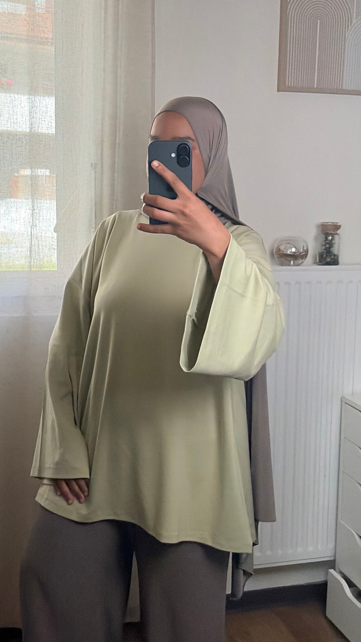 T-shirt oversize en coton vert sauge porté avec un hijab — meilleures ventes Yuméa