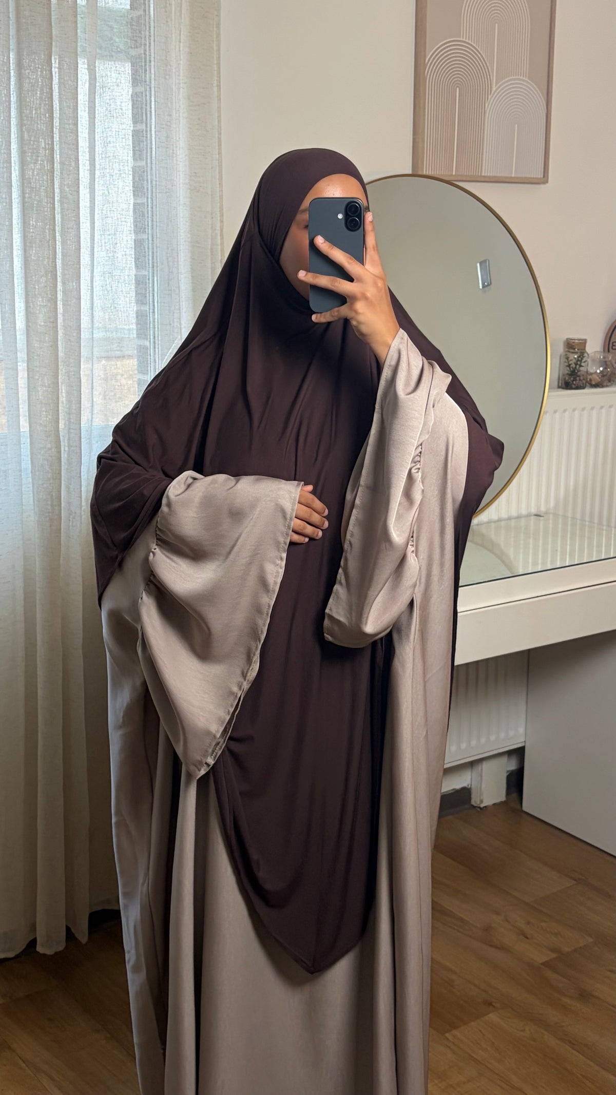 Abaya allaitement en crêpe fluide taupe à zip central, coupe modeste – Yuméa