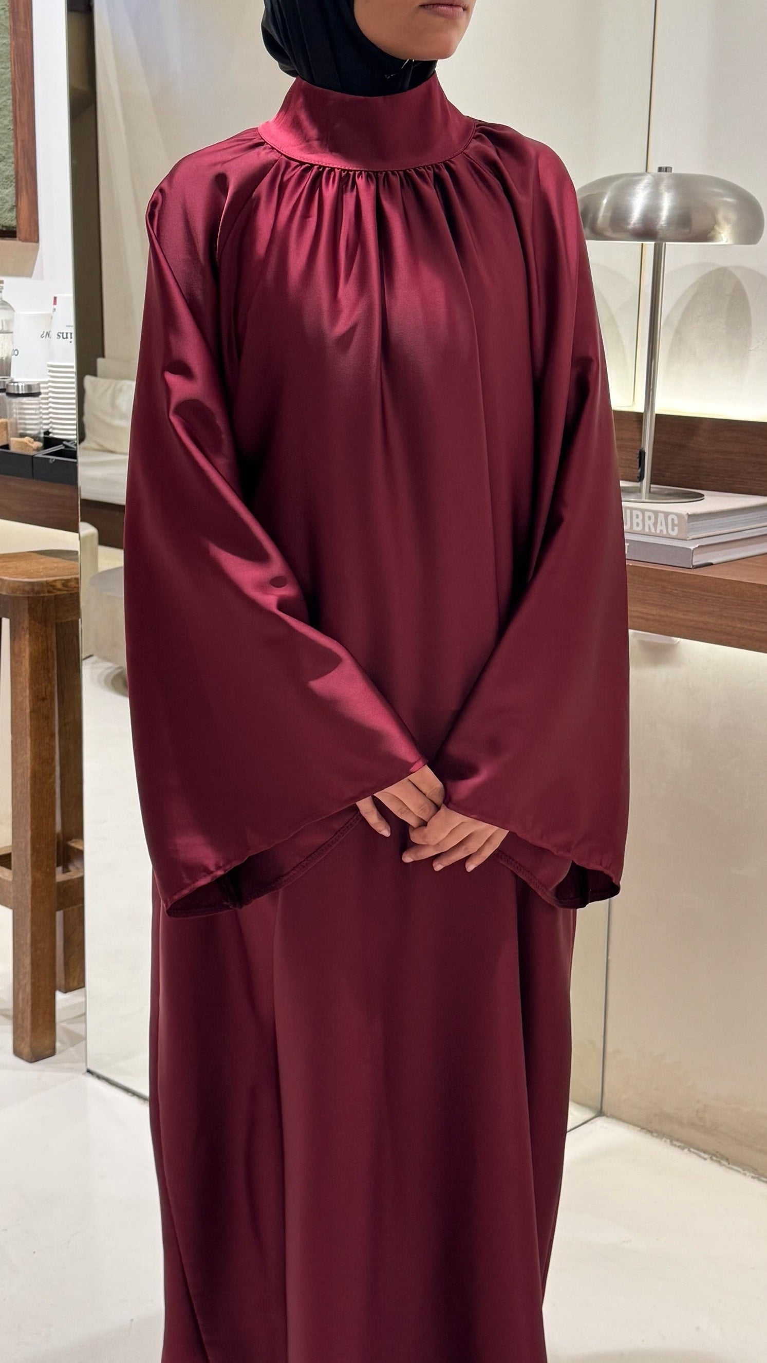 Abaya satin premium col montant - détail tissu - Yuméa
