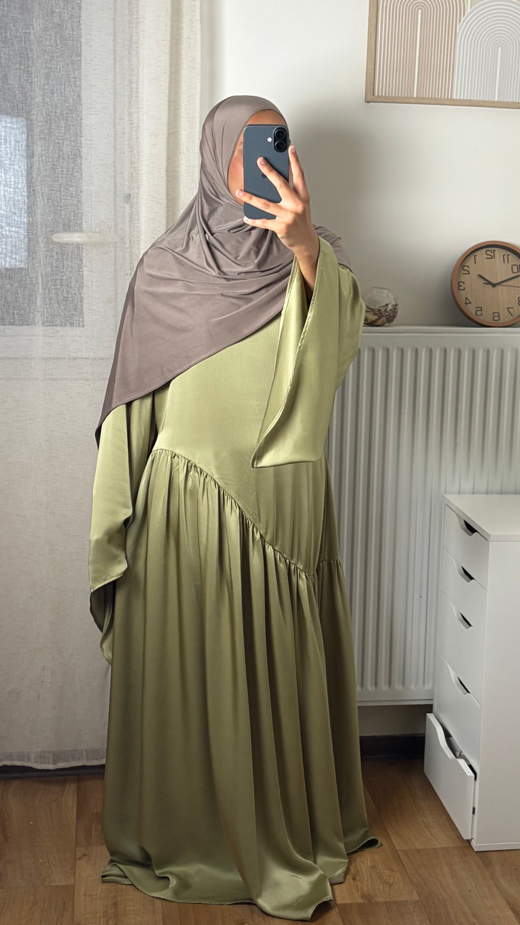 Robe longue en satin fluide – manches longues
