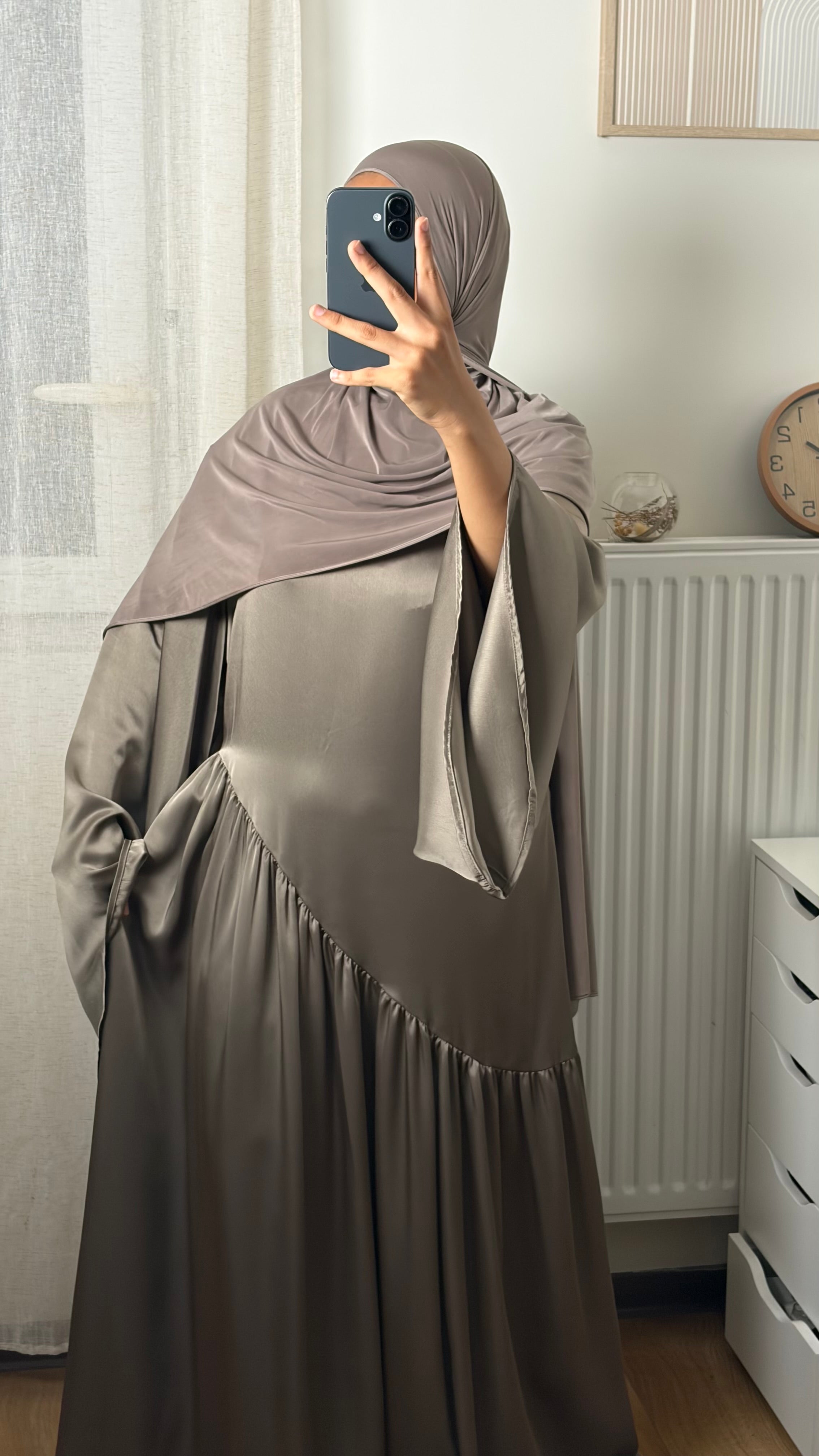 Robe longue en satin fluide – manches longues