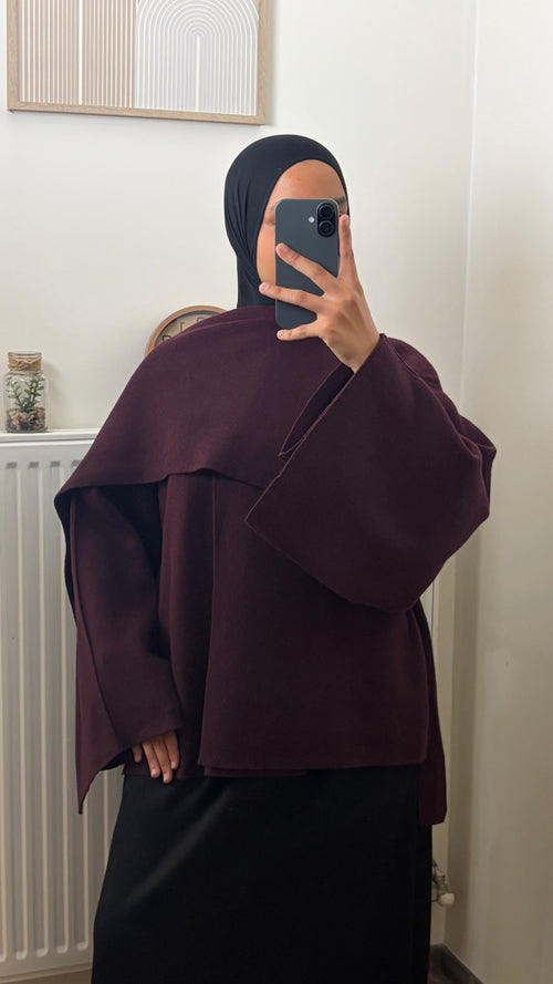 Cape / poncho en maille épaisse col montant, portée avec voile – Yuméa