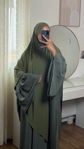 Abaya allaitement en crêpe fluide kaki à zip central, coupe modeste – Yuméa