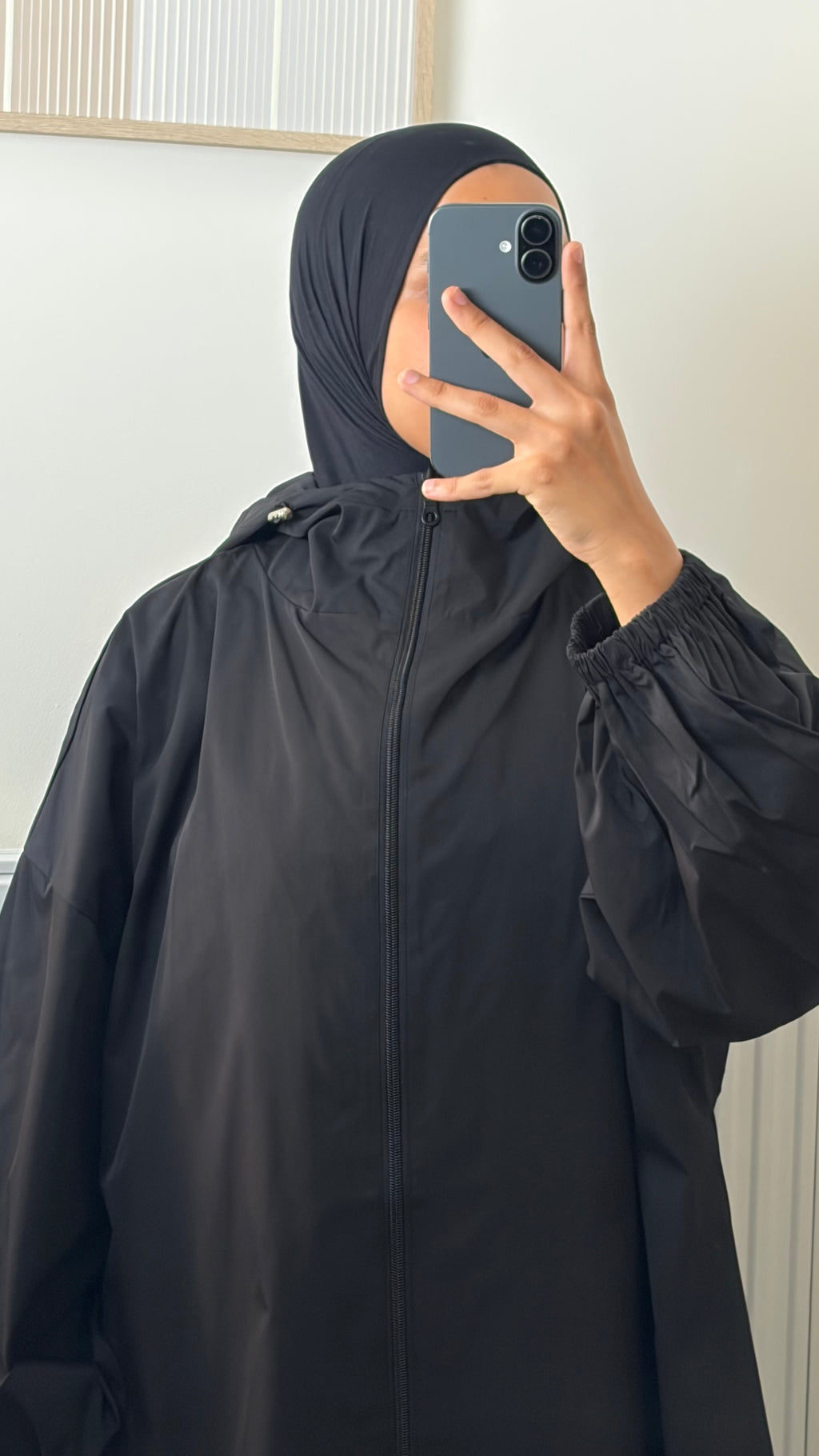 Veste longue imperméable noire à capuche et poches, coupe modeste – Yuméa