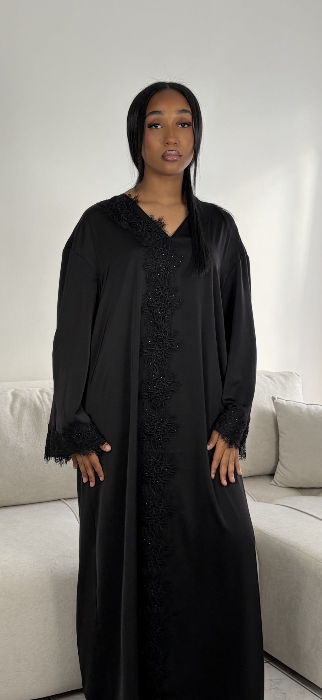 Abaya aus floraler Guipure-Spitze & Strass – fließende Medina-Seide