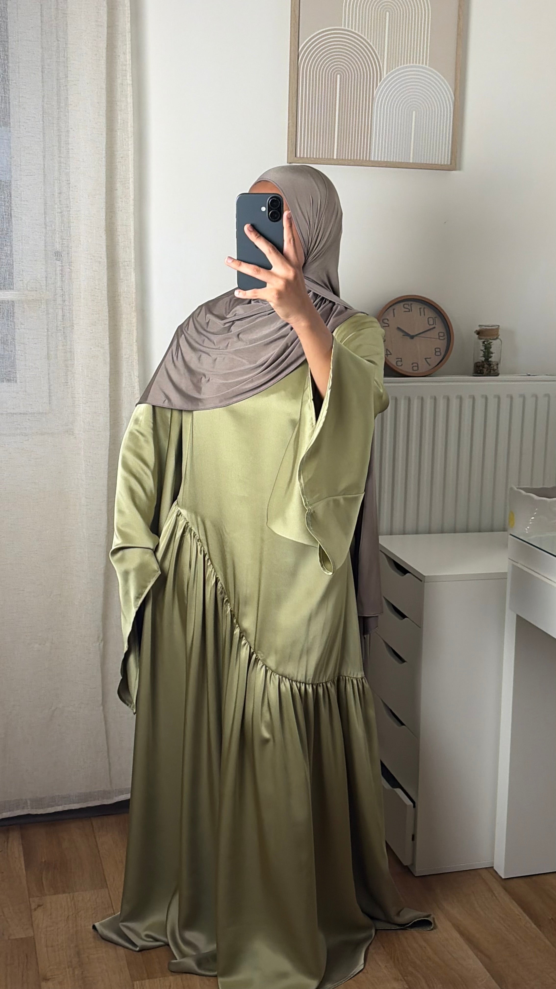 Robe longue en satin fluide – manches longues