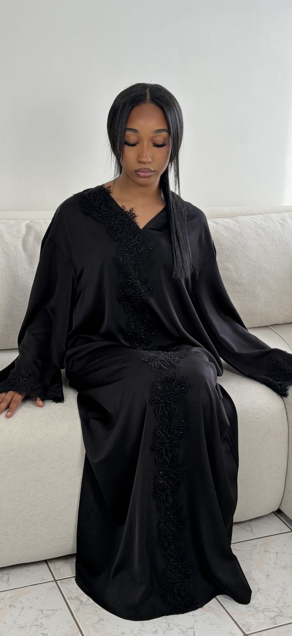 Abaya aus floraler Guipure-Spitze & Strass – fließende Medina-Seide