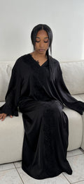 Abaya aus floraler Guipure-Spitze & Strass – fließende Medina-Seide