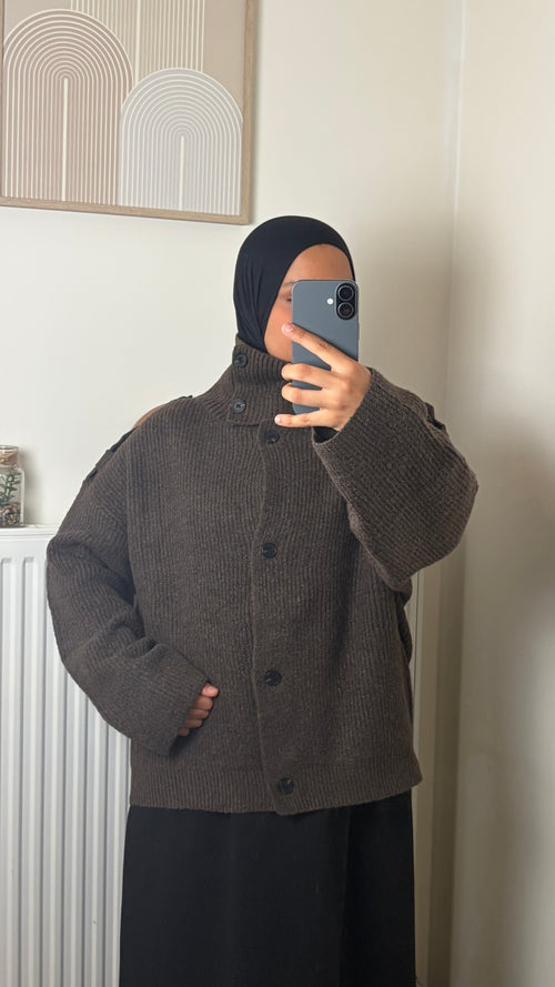 Cardigan en maille à col montant boutonné, porté avec voile – Yuméa