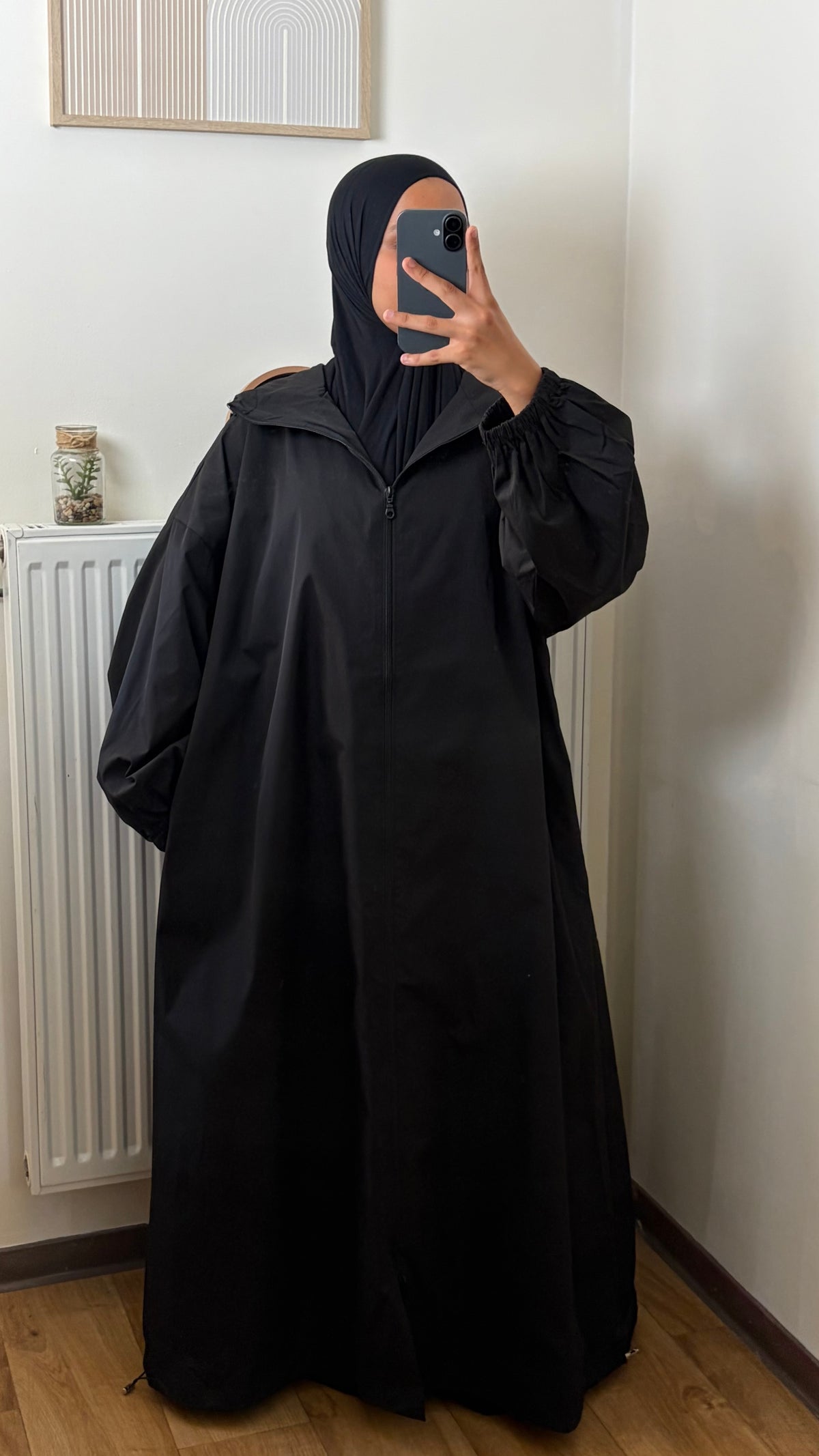 Veste longue imperméable noire à capuche pour femme – Yuméa