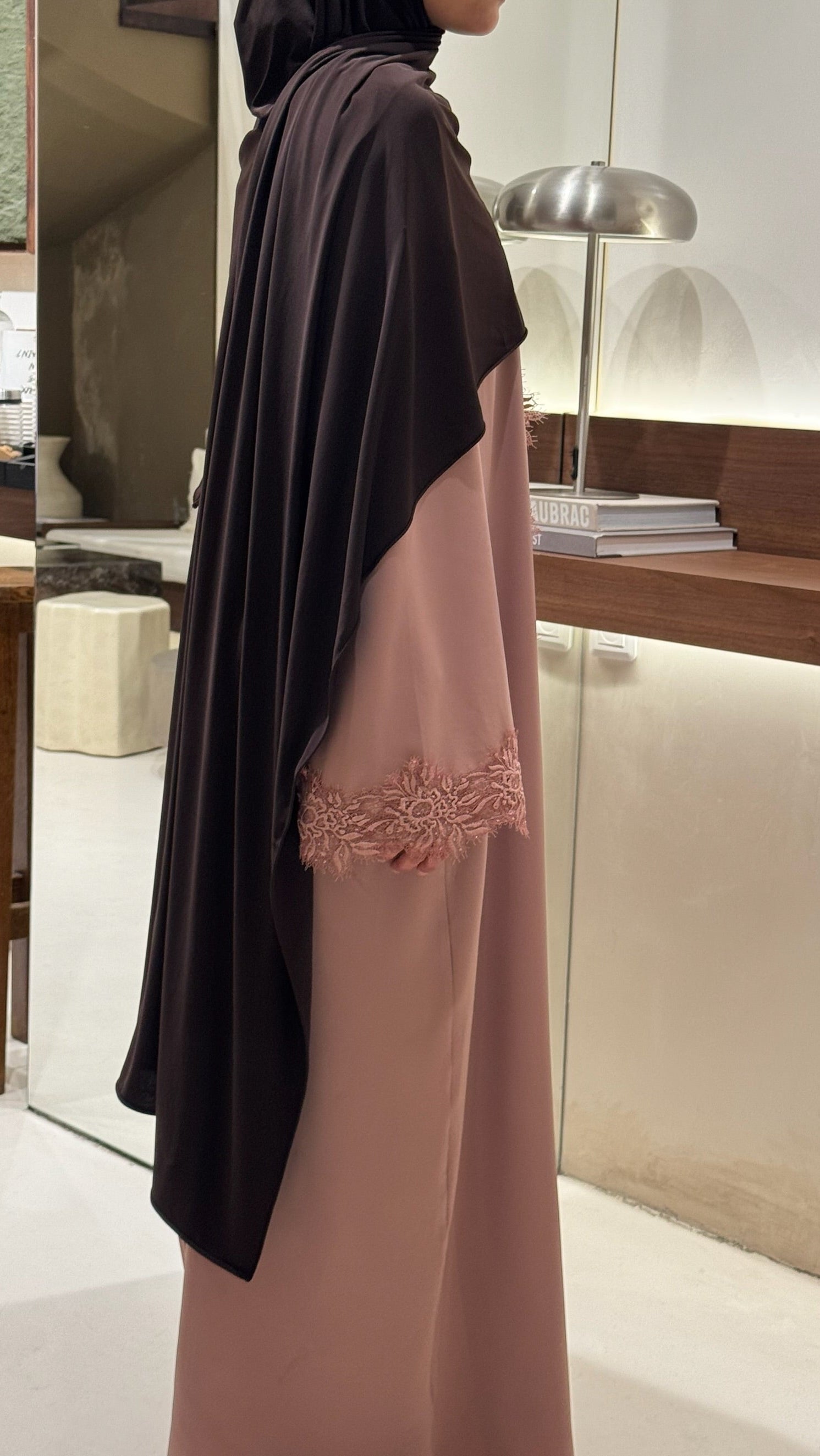 Abaya guipure florale - détail guipure et strass - Yuméa