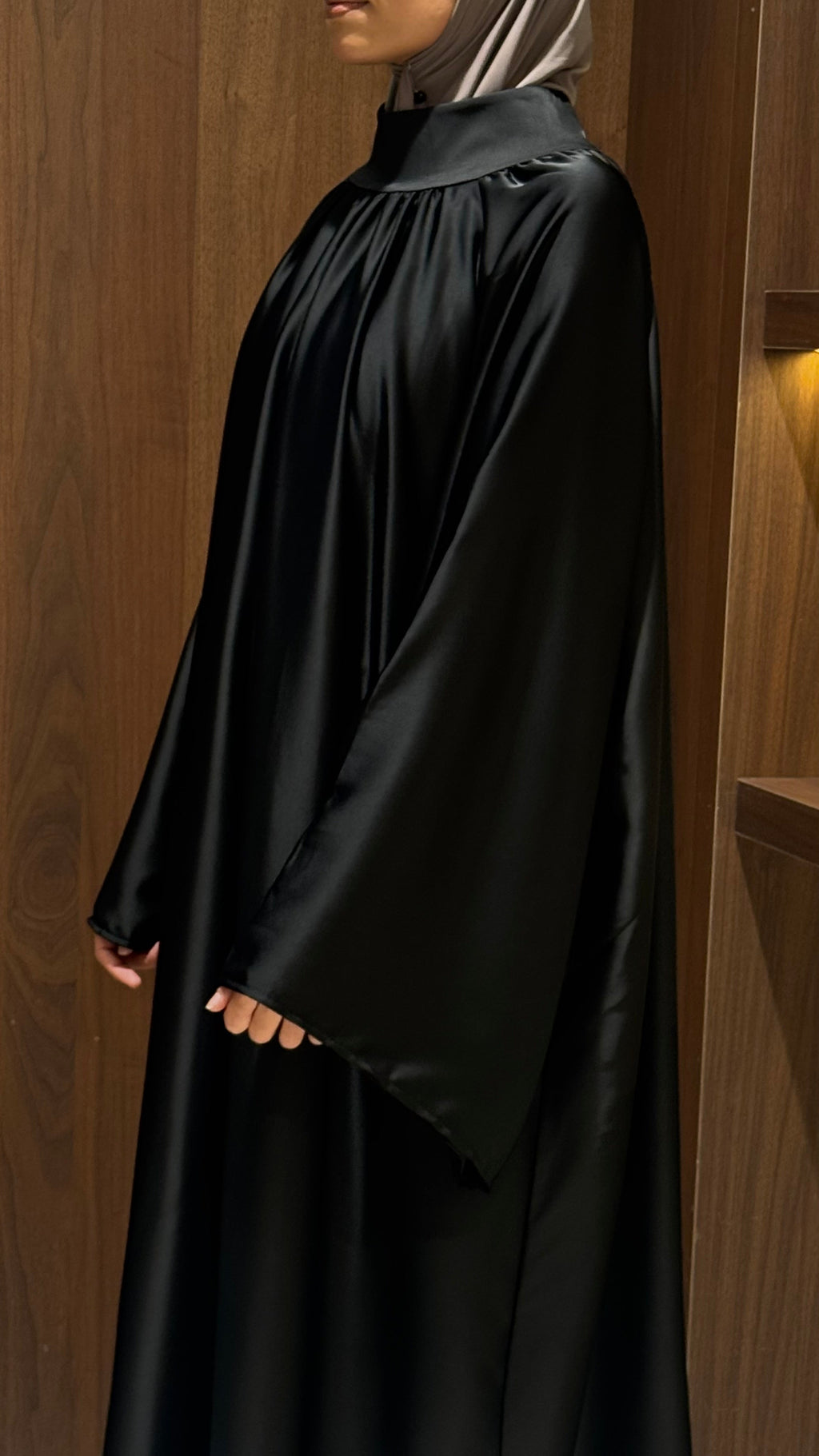 Abaya satin premium col montant - vue de dos - Yuméa