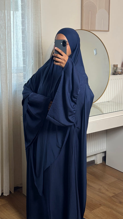 Abaya allaitement en crêpe fluide bleu nuit à zip central, coupe modeste – Yuméa