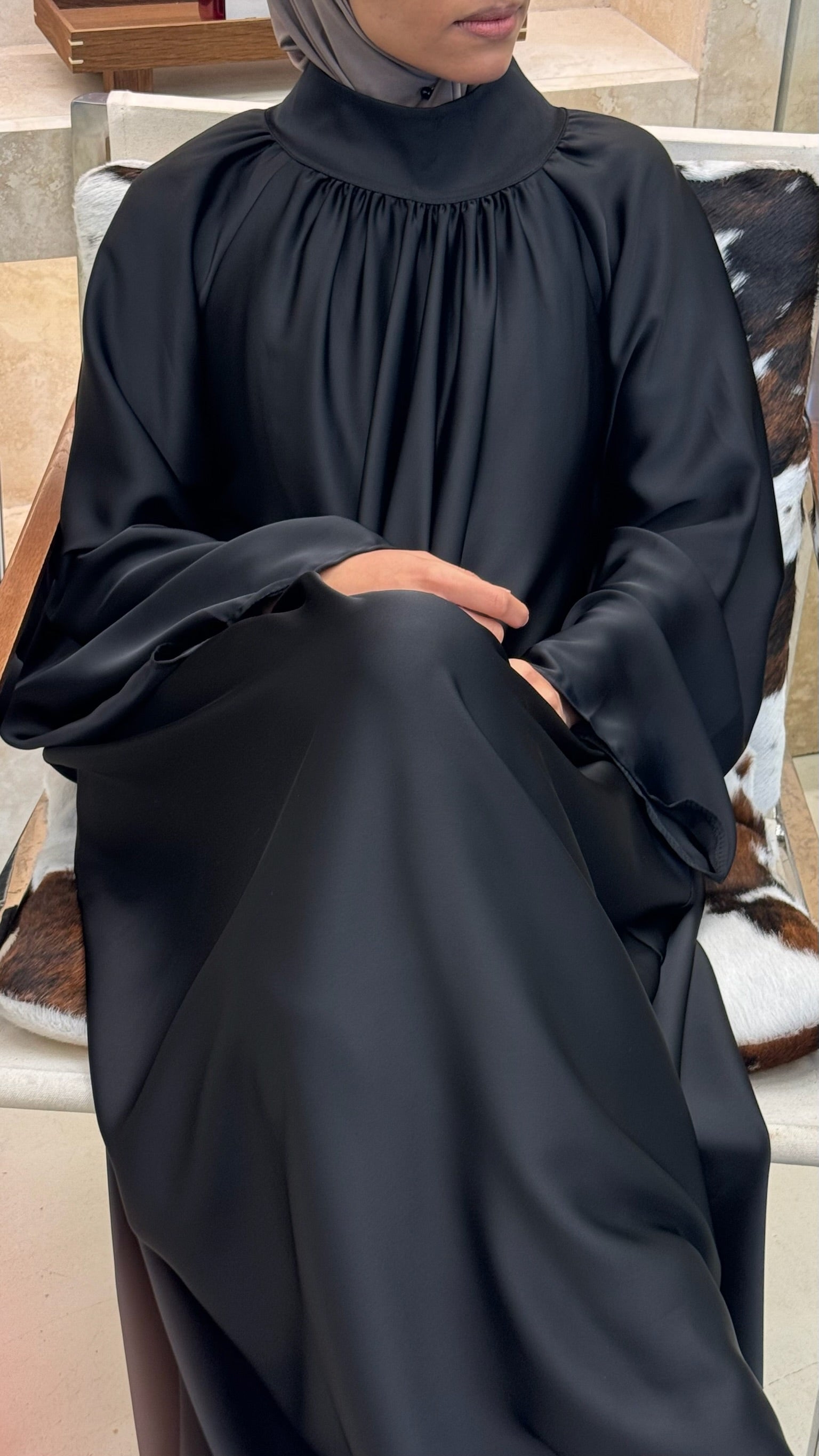 Abaya satin premium col montant manches larges - Yuméa