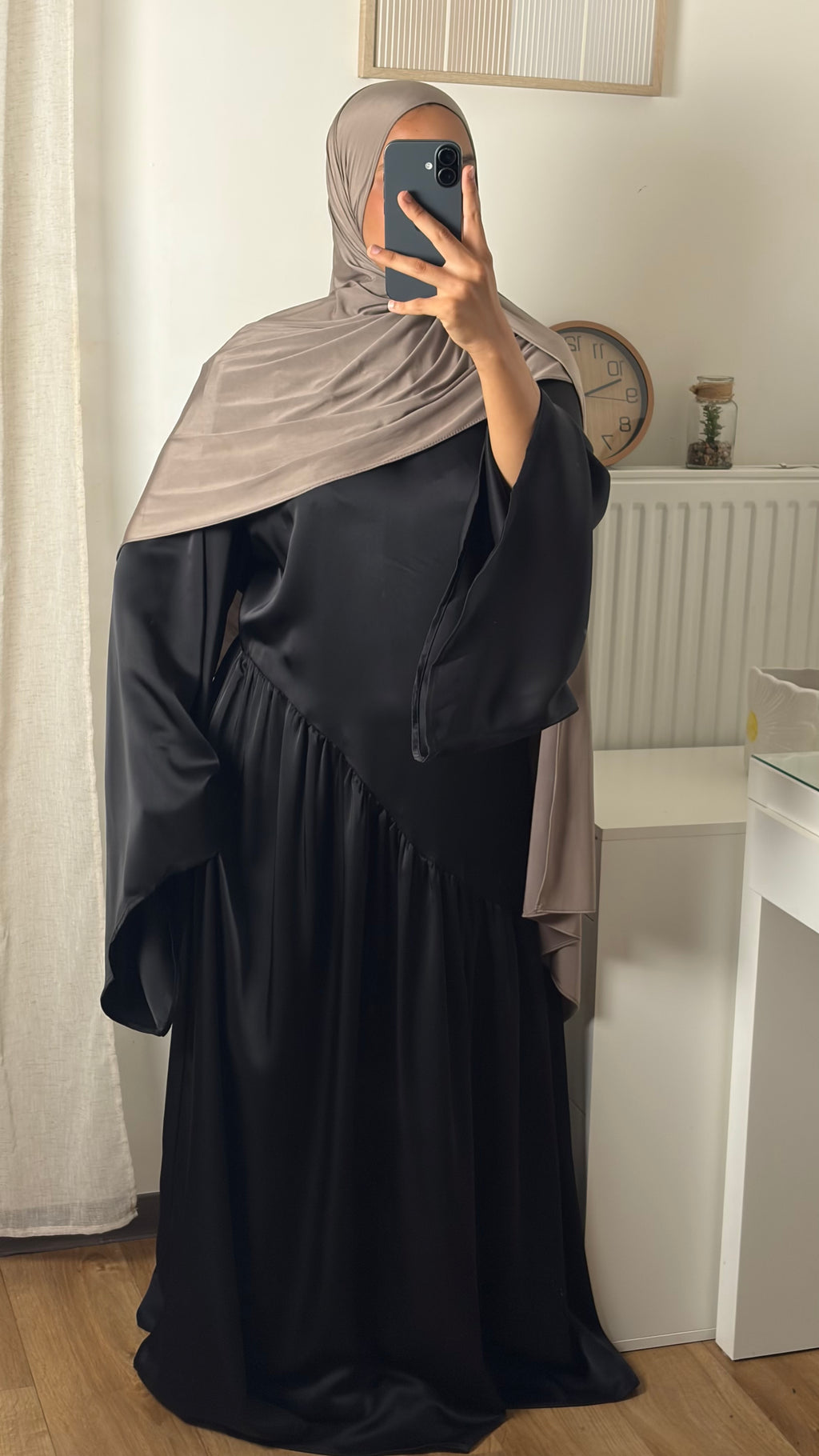 Robe longue en satin fluide – manches longues