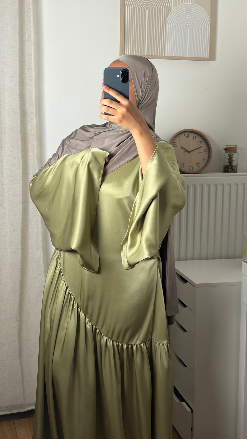 Robe longue en satin fluide – manches longues