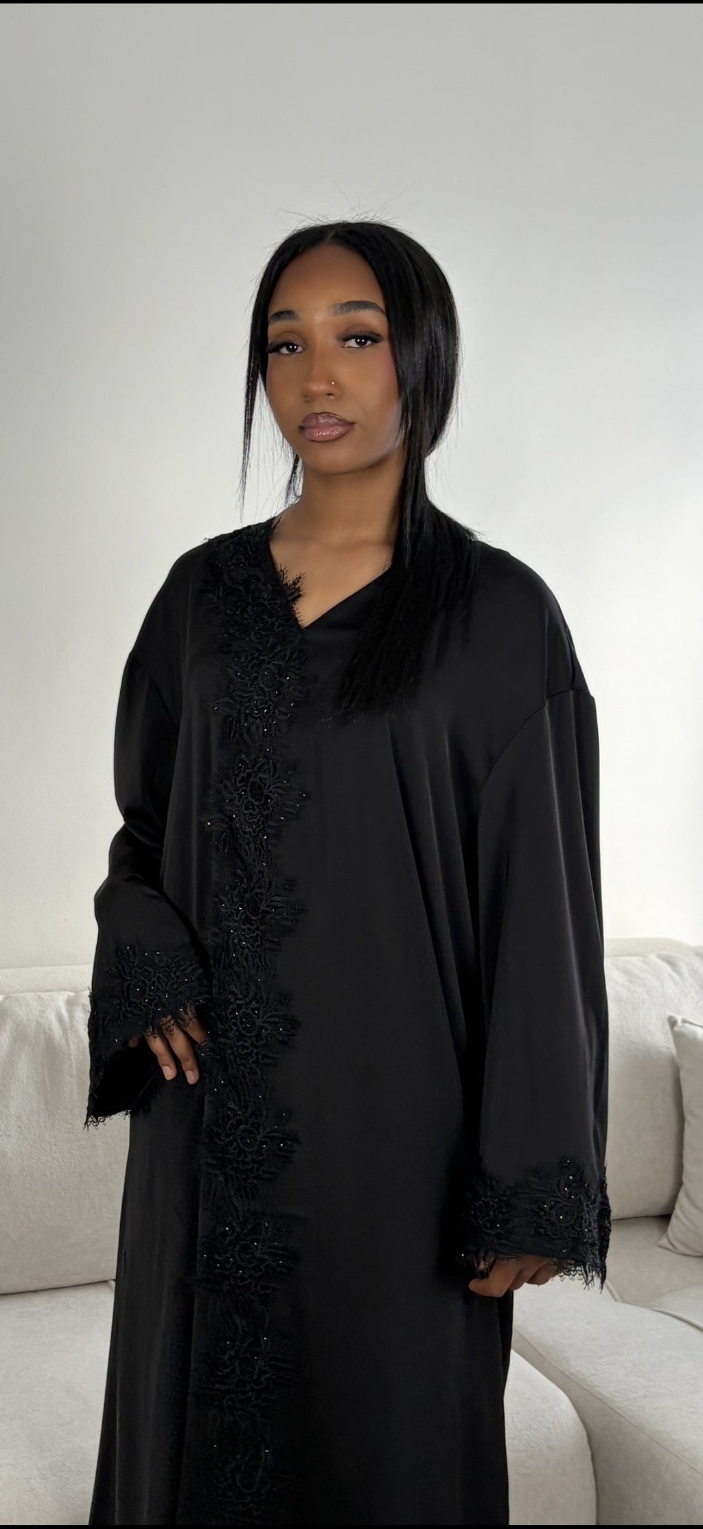 Abaya aus floraler Guipure-Spitze & Strass – fließende Medina-Seide