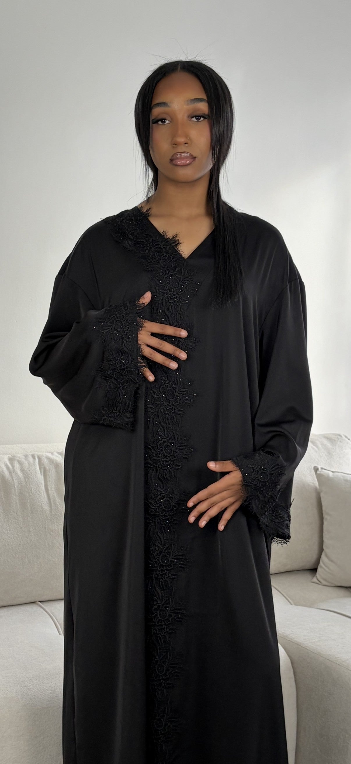Abaya aus floraler Guipure-Spitze & Strass – fließende Medina-Seide