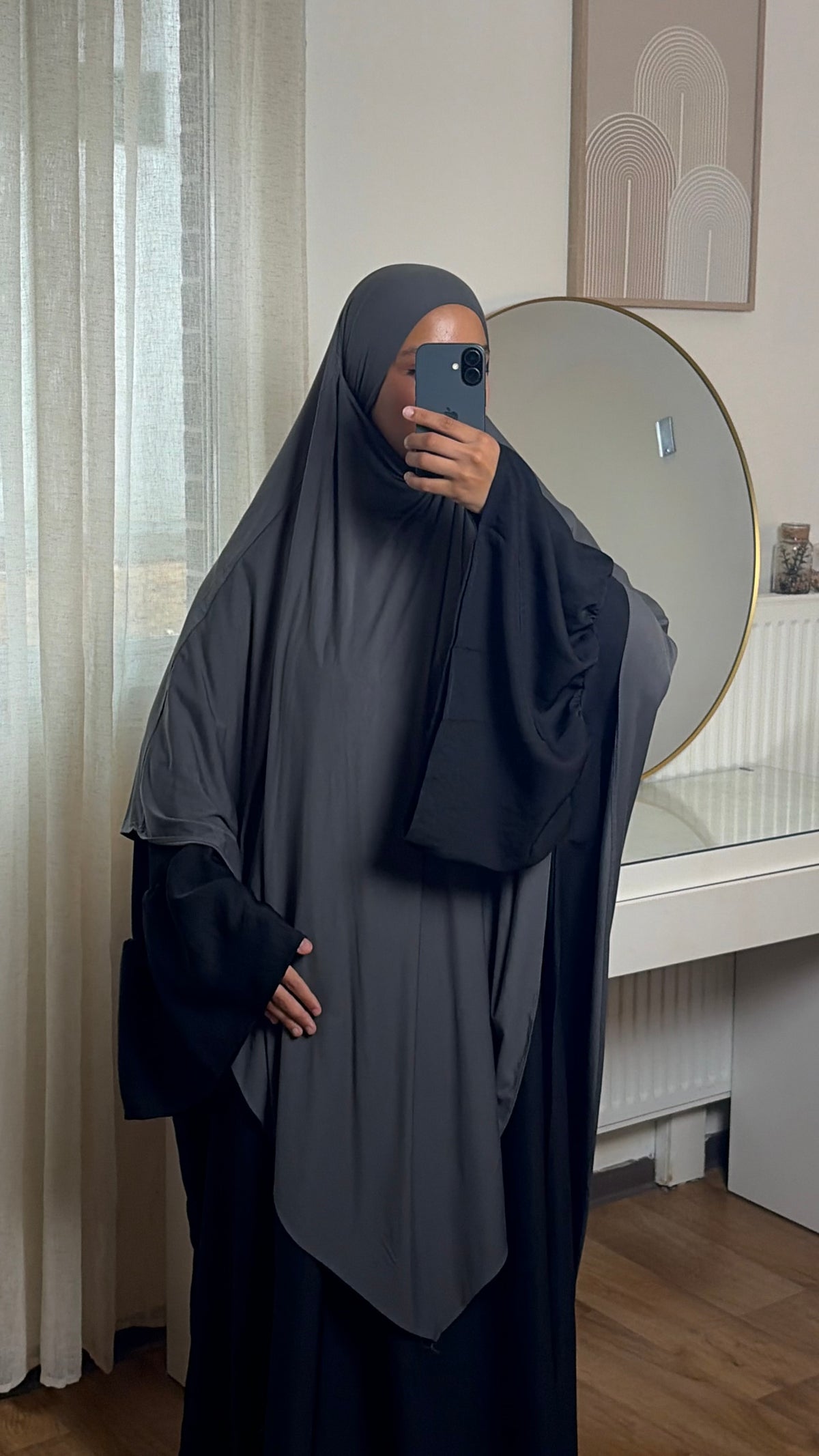 Abaya allaitement en crêpe fluide noire à zip central, coupe modeste – Yuméa