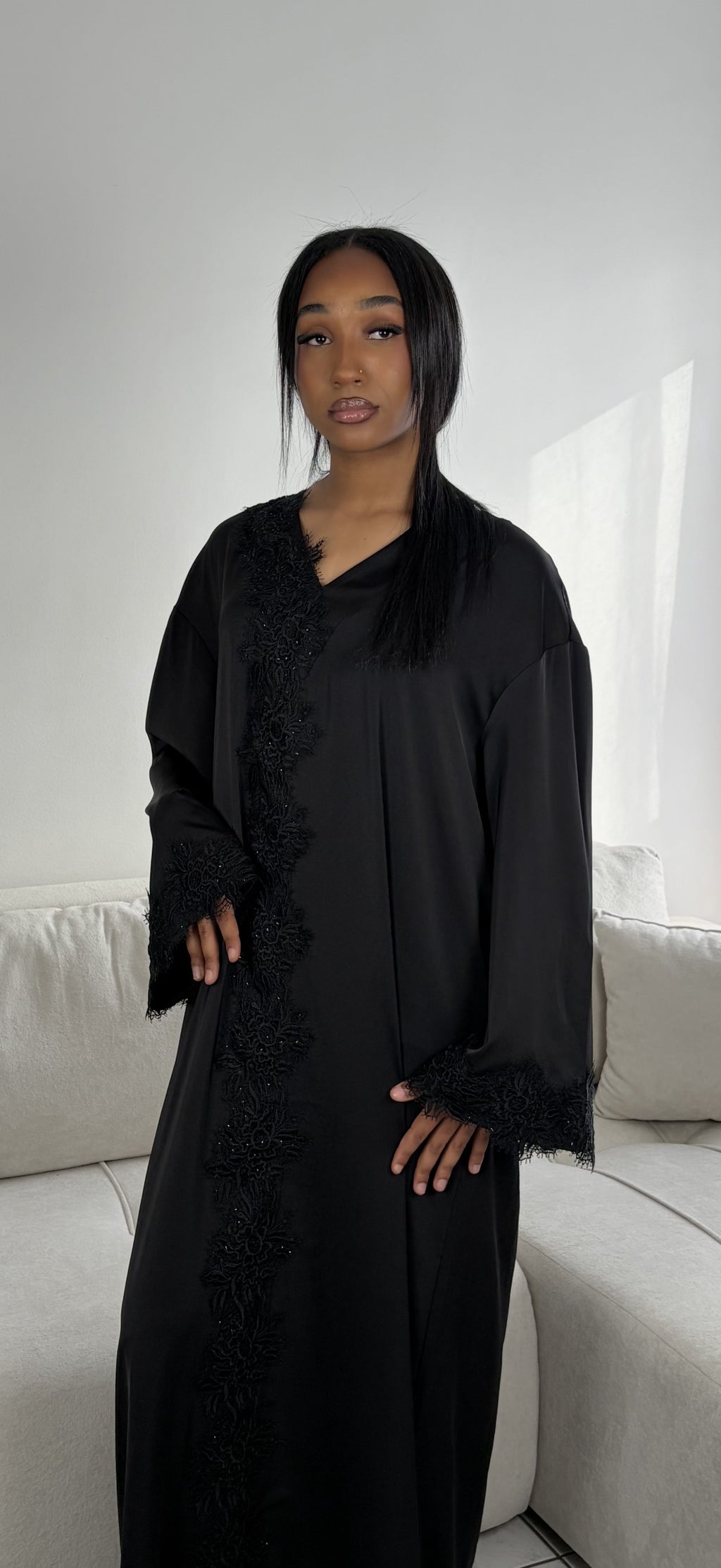 Abaya aus floraler Guipure-Spitze & Strass – fließende Medina-Seide
