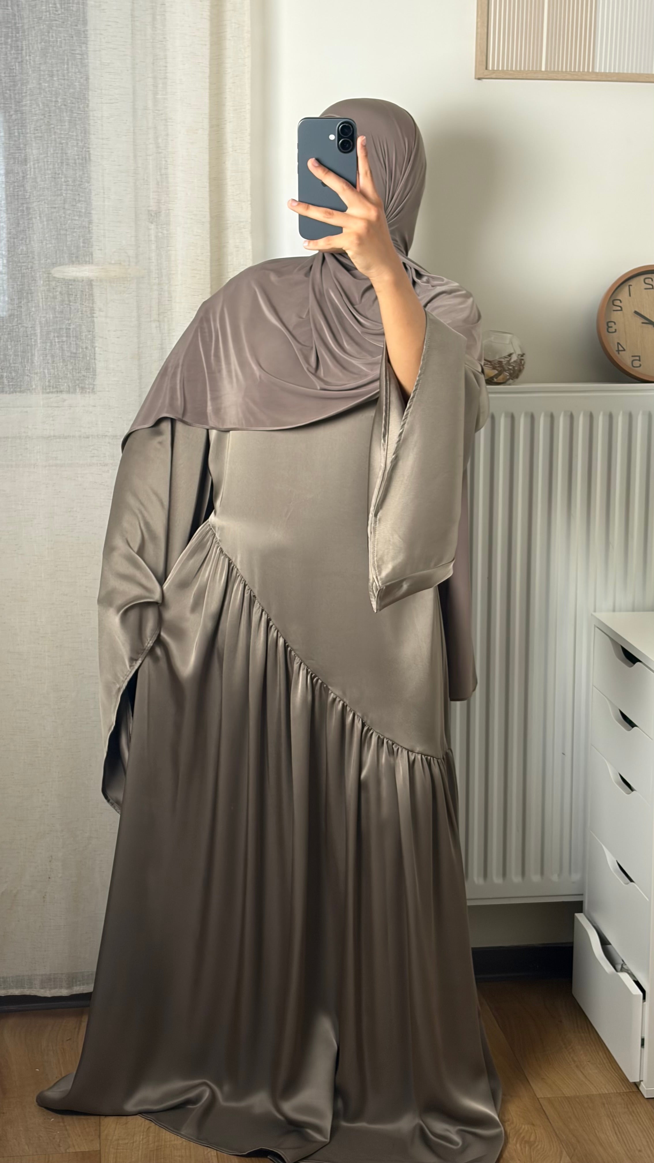 Robe longue en satin fluide – manches longues
