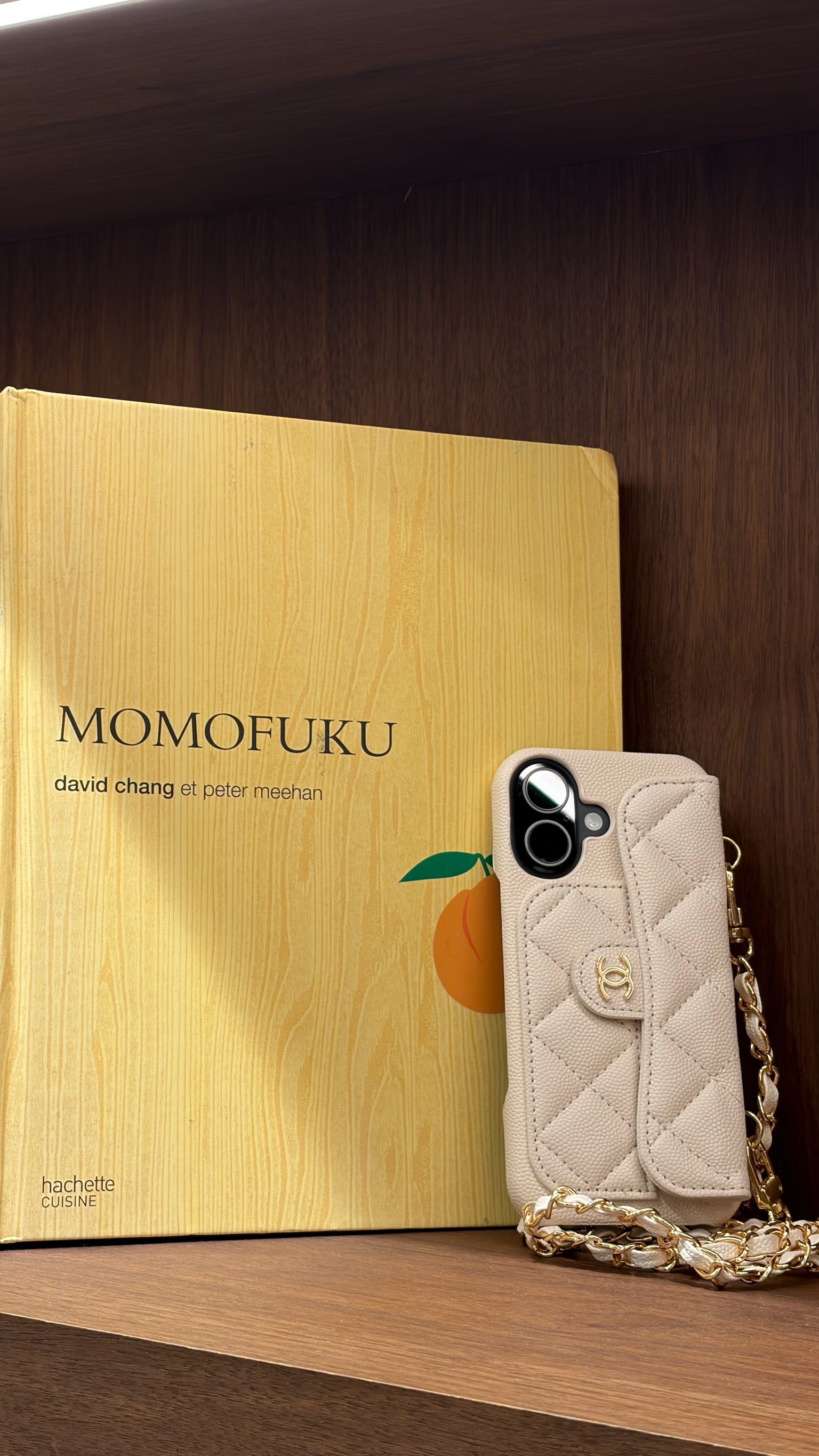 Gesteppte Handyhülle mit Kette – Schultertaschen-Stil