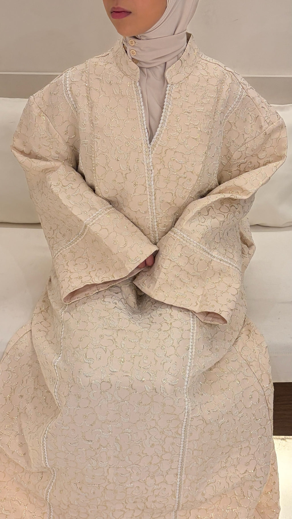 Robe brocart florale - détail motifs floraux dorés - Yuméa
