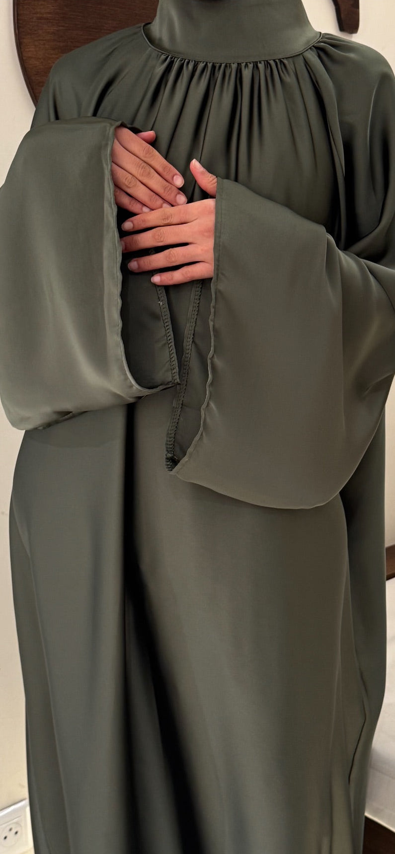 Abaya satin premium col montant - look complet - Yuméa