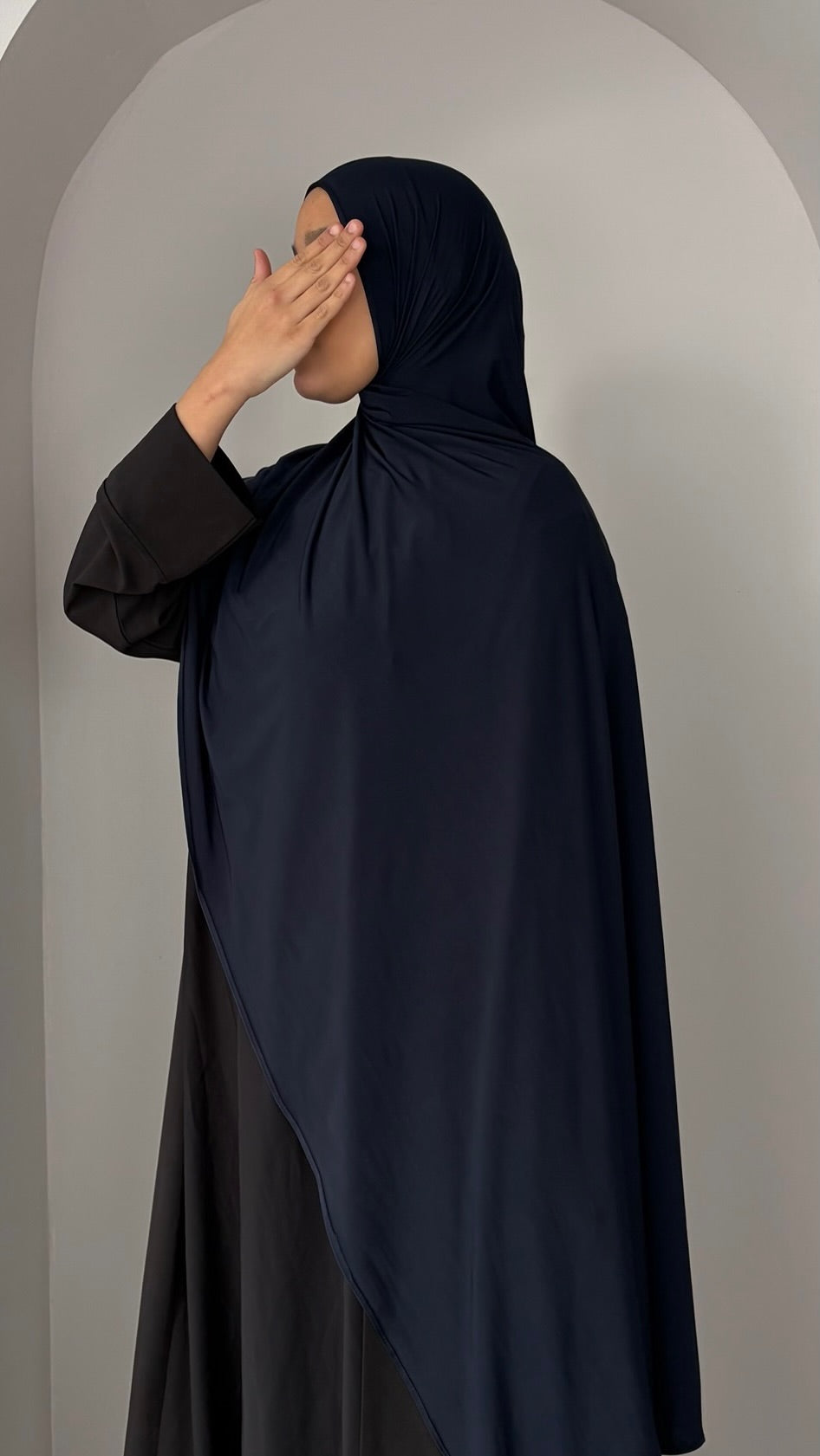 Hijab jersey liquide premium - porté de face - Yuméa